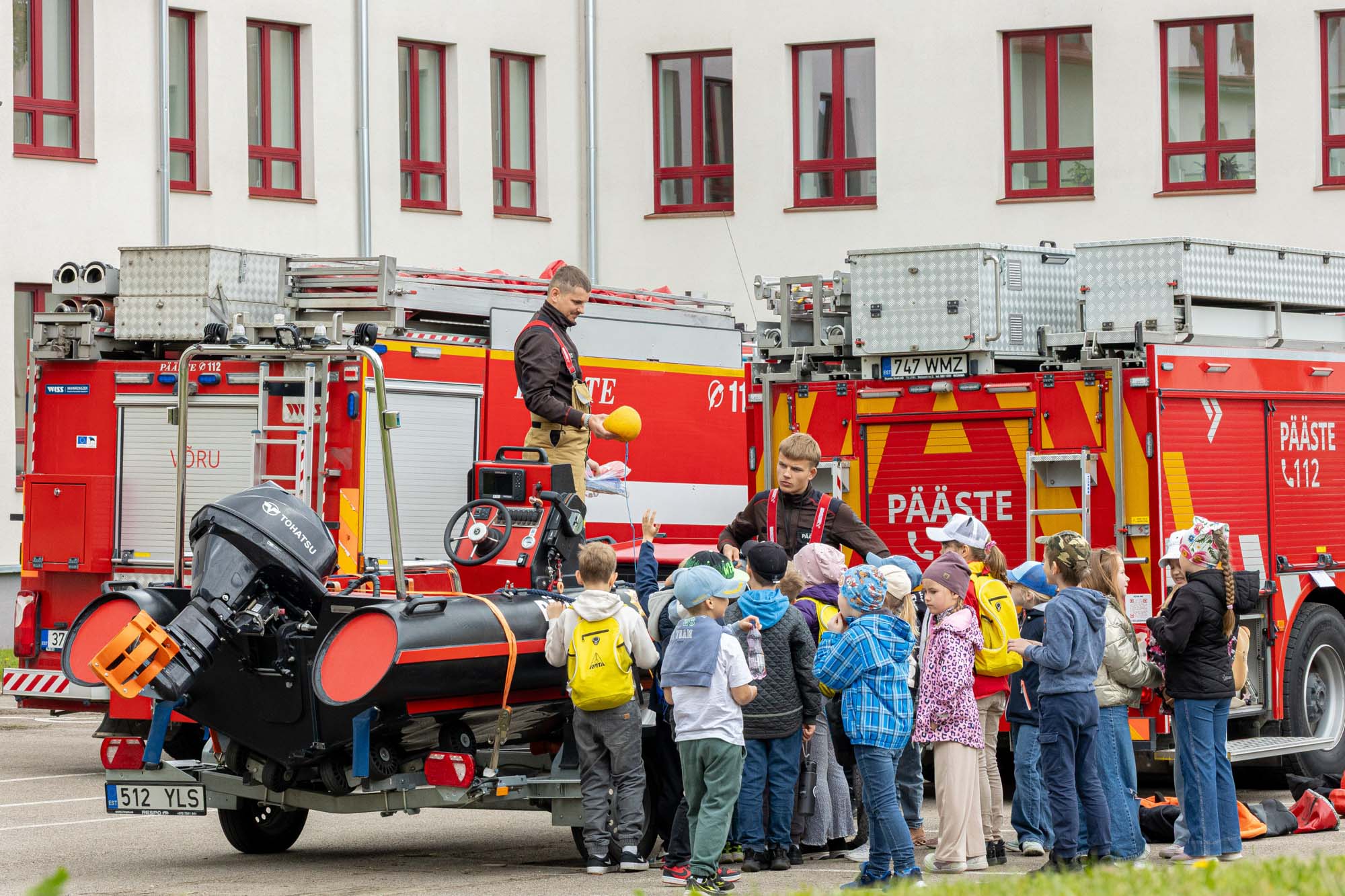 Päästeamet näitas oma töövahendeid ja jagas ohutusteavet. Muu hulgas räägiti veeohutusest. Selga tuli proovida ja korrektselt kinnitada päästevest. Korrektselt kinnitamata päästevest õnnestus päästeametnikul nagu lupsti lastel üle pea seljast tõmmata, sama juhtub ka vees ohu korral. Fotod: AIGAR NAGEL